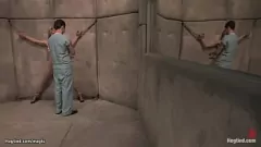 play O sclavă blondă legată și suspendată în timp ce devine dur anal și pedeapsă bizare jucărie