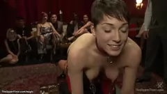 play Savannah Fox e Lily Labeau in una bizzarra orgia BDSM con violenta scopata anale e fustigazione dolorosa