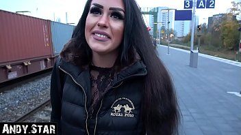 play Schattige dame heeft seks in hardcore poesje