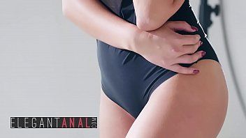 play Adolescenta bruneta penetrata in ambele gauri de un fotograf