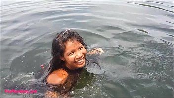 play La niña de 13 años hace una mamada y tiene sexo en un bote
