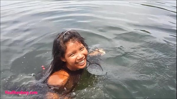 A menina de 13 anos faz um boquete e faz sexo em um barco - XVIDEOSXNXX.NET