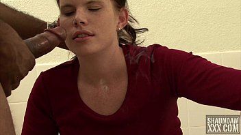 play Eine sommersprossige Rothaarige drang von ihrer schwarzen Freundin in das Badezimmer ein