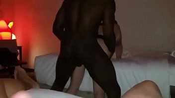 play Uma mulher negra estupra uma garota de 19 anos no meio da noite com seu pau grande