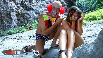 play Payaso loco se folla bestialmente a un adolescente que realmente no sabe como tener sexo