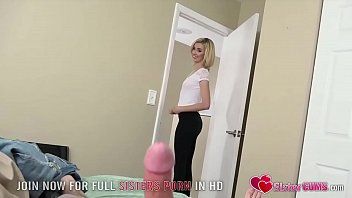 play La chica es el hombre más excitante jugando con su coño blanco y limpio