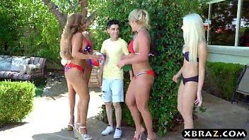 play مارس الجنس مع البالغين ، وهم أرامل ويمارسون الجنس مع قزم xxx الذي لديه قضيب كبير