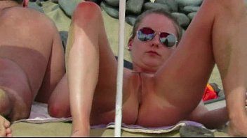 play Si abbronza sulla sua pelle nuda e vedo che non c'è nessuno e faccio un incontro d'amore filmelexnxx