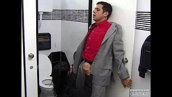 play Elena porta un collega in bagno e inizia a leccargli il cazzo