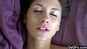 play Bruneta face sex ca in filme xnxx cu un adolescent prost la pat