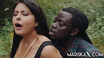 play Bruna spazza il sesso sul campo con negri di talento