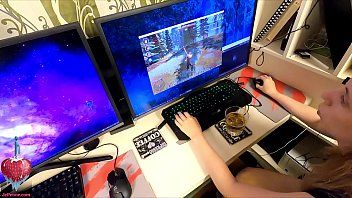 play Gamerita follada en la oficina se queda libre en el coño