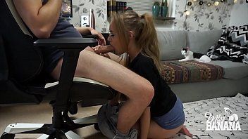 play La jovencita lo toma en un sexo oral muy original
