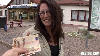 play Nerdy maagd omgekocht met geld om hem orale seks te laten geven