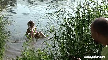 play Seguito da un uomo mentre fa il bagno nel fiume e fa sesso un po' con lei e lui