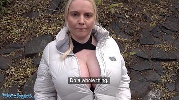 play Una rubia sexy de grandes tetas obtiene 200 euros por follárselo en público