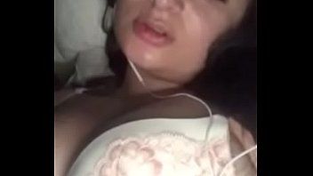 play O corvo esfrega sua boceta com o dedo enquanto fala com seu bebê na web