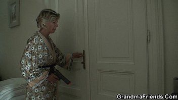 play Milf agredida por ladrones obligada a practicar sexo oral para no ser asesinada