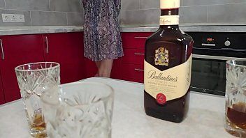 play su cara consume un poco de alcohol antes de hacer sensual xxx con el