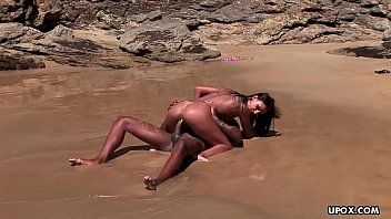 play Blonda si ebony isi dau limbi in pizdulice pe canapea