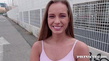 play Rubia súper hermosa que recibe dos pollas en su culo a la vez