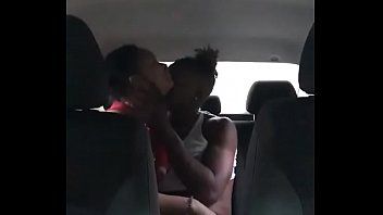 play العضو التناسلي النسوي الذي يحب أن يفعل xxx في السيارة