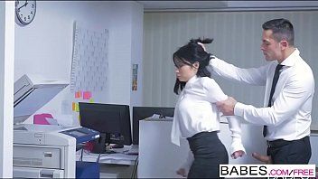 play Le folla el pelo y le quita el coño a la secretaria