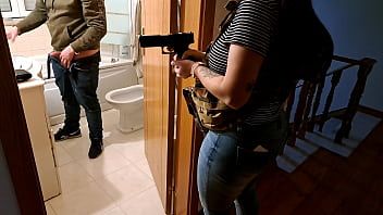 play O policial pega esse criminoso enquanto ele se masturba e depois participa de uma briga