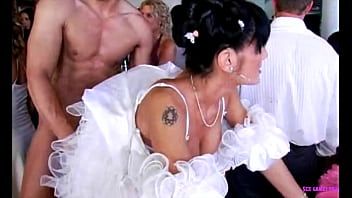 play Questa sposa è penetrata al matrimonio da diversi sposi