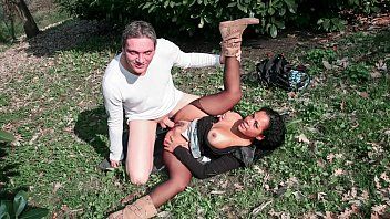 play Xxx sull'erba verde con una fidanzata ninfa