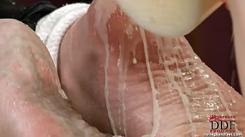 play Are pizda cucerita de un vibratoralbastru pe care il introduce in pizdulice