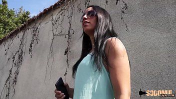 play Timida bruna pagata per scopare con due uomini