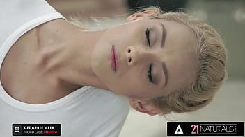 play He puts his penis in the throat of this woman with real satisfaction and penetrates her very hardcore because