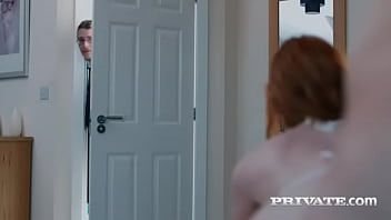 عشيقها يقبل بوسها ثم يخترقها جيدا في غرفة النوم