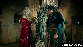 play De zwarte man dringt iemand binnen die lijkt op de actrice uit Game of Thrones