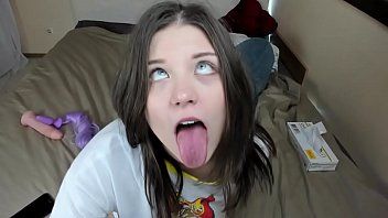 play هذه اللعبة هي قبلة لها وأضعها في كس على الفور