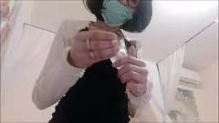 play Examen cervical de quarantaine : une MILF amateur se lance dans le bricolage avec un spéculum et un masque
