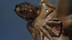 play Puta suja Dominika C Wet Labia Masturbação com pirulito
