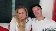 play Interracial-Hausfrau Barra Brass bekommt Anal-Creampie, während ihr Ehemann zusieht