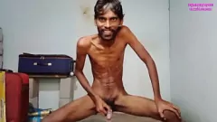 play Verifiziert Rajesh Playboy 993 zeigt seinen großen schwarzen Schwanz und seinen haarigen Arsch