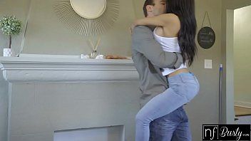 play Il superbo creolo le è penetrato e le ha sborrato sui seni