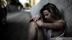 play Adolescente loiro sem -teto é fodido por um homem rico