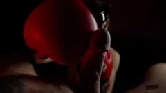 play Herrin in Boxhandschuhen dominiert mit einem großen Schwanz
