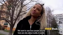 play Hardcore öffentliche Begegnung: Europäisches Baby wird für das Fischen im Outdoor-Interracial Sex Session bezahlt