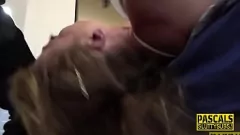 play Geüniformeerde blonde bimbo krijgt grote lul buiten gekeelneukt