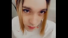 play Tranuță superbă în fustă mini și tocuri înalte cade în genunchi pentru o muie vaporoasă